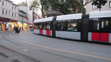 İstanbul, Türkiye, 10.17.2025; Sultanahmet Meydanı 'nda süzülen Modern Tramvay Turistlerin İstanbul' u Keşfedişiyle Tarihi Ayasofya ve Antik Anıtlar.