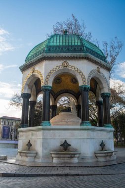 İstanbul Sultanahmet Meydanı 'nda yeşil kubbeli ve altın mozaikli Alman Çeşmesi Türkiye tarihi Osmanlı döneminden kalma süslemeli sütun ve kemerli heykel