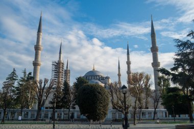 İstanbul Sultanahmet Meydanı Hipodromu 'nda minareleri bulunan Antik Mısır dikilitaşı ve Mavi Camii Türkiye tarihi Osmanlı İslam mimarisi abidesi