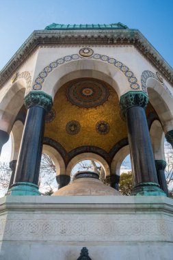 İstanbul Sultanahmet Meydanı 'nda yeşil kubbeli ve altın mozaikli Alman Çeşmesi Türkiye tarihi Osmanlı döneminden kalma süslemeli sütun ve kemerli heykel