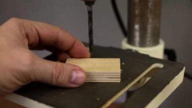 Benç sondaj makinesi, kontrplak delen adam sondaj makinesi, seçici odaklı.