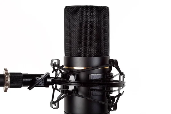 Mikrofonu mikrofona yoğunlaştırın, yakın plan. Beyaz arka planda izole edin. Metnin için yer.