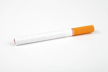 Beyaz arkaplanda turuncu filtreli sigara, yakın plan, metin için yer.