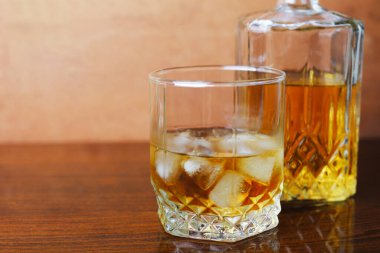 Masada buzlu viski, yakın plan, metin için yer.