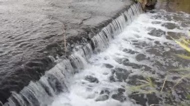 Küçük yapay şelale, yakın plan, yan görünüm