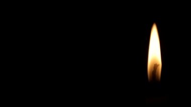 Karanlıkta yanan mum, mesajın için yer.