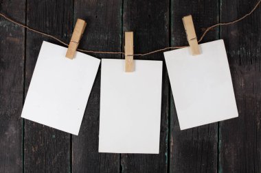 İpte boş fotoğraflar, boş şablonlar..