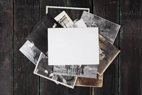 Παλιές Ασπρόμαυρες Φωτογραφίες Ξύλινο Φόντο Επενδεδυμένες Στοίβα Κενά Κενά Πρότυπα — Φωτογραφία Αρχείου