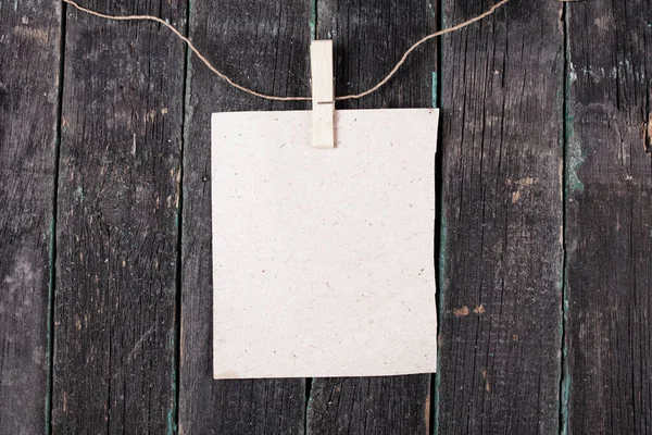 Vacío Blanco Cuerda Con Pinza Ropa Fondo Madera Viejo Fotos de stock