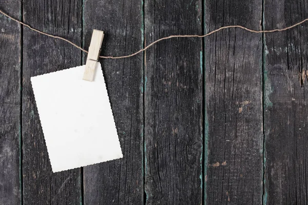 Una Foto Blanco Una Cuerda Plantillas Vacías Maqueta Fotos de stock libres de derechos