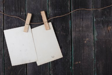 Bir ipte iki boş fotoğraf, boş şablonlar, maket.