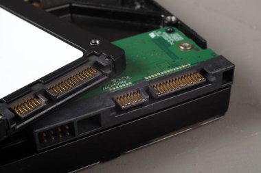 SSD ve Hdd sabit diski somut bir arkaplanda, yakın plan, seçici odaklanma.