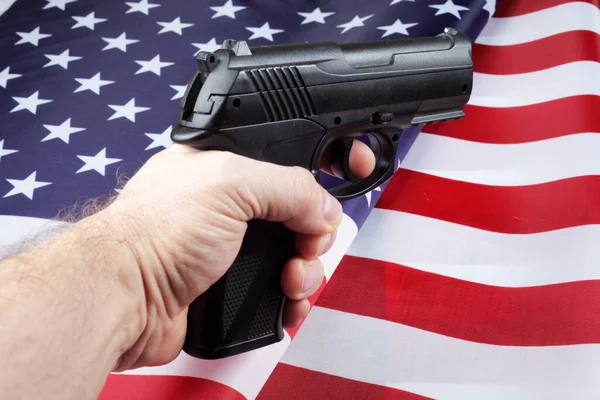 Pistol Mans Hand Mot Bakgrund Den Amerikanska Flaggan Selektivt Fokus — Stockfoto