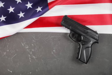 ABD bayrağı, koyu beton arka planda tabanca, metin için yer. 