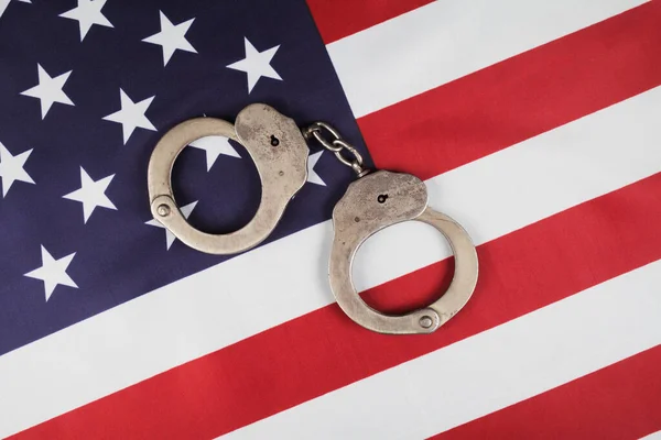 アメリカ国旗の警察の手錠クローズアップトップビュー — ストック写真
