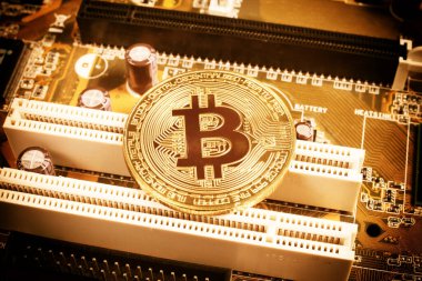 Bilgisayar panosundaki altın bitcoin, yakın plan, renkli turuncu, üst görünüm. 