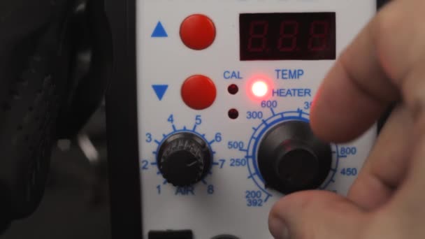 Temperatuur Van Het Soldeerbout Het Soldeerstation Instellen Close — Stockvideo