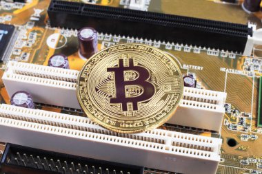 Bilgisayar panosundaki eski bitcoin, yakın plan.,