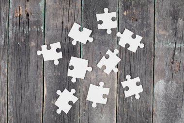 Koyu ahşap arka planda bulmacalar, üst görünüm 