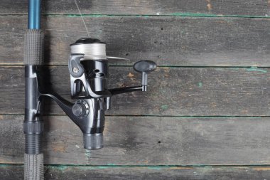 Koyu ahşap zemin üzerinde olta, metin için yer 