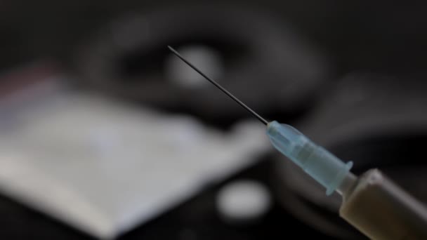 Injectiespuit Met Heroïne Een Wazige Achtergrond Close Bokeh — Stockvideo