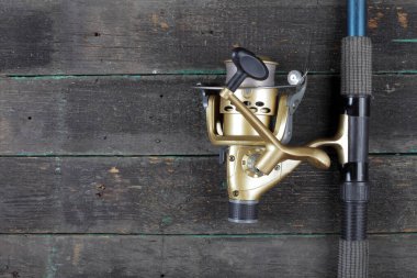 Tahta zemin üzerinde altın makara ile dönen çubuk, boşluğu kopyala 