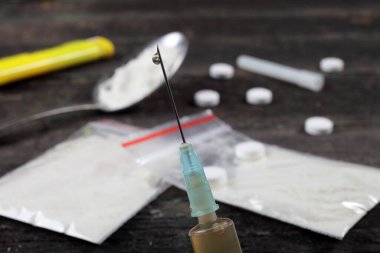 Arka planda bulanık bir şırıngada eroin, bokeh