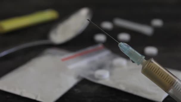 Heroin Dalam Jarum Suntik Pada Latar Belakang Kabur Bokeh Close — Stok Video