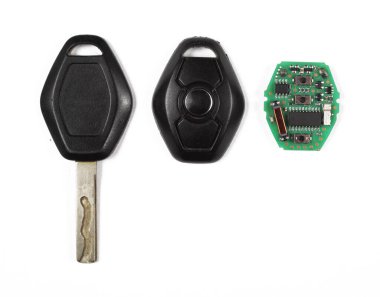 Parçalanmış modern araba anahtarı, beyaz arkaplanda izole. 