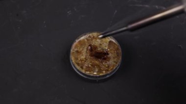 Radyo mühendisi reçineyi lehimleme demiriyle eritiyor.. 