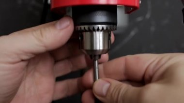 Bir matkap fırlatma içine bir matkap kuruluyor, yakın çekim, seçici odaklanma. 