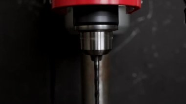 Sondaj makinesi, matkabı çöpe sokuyor..