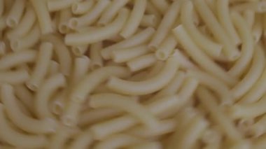 Çiğ makarna, tabağın etrafında hızlı dönüş, yakın çekim. 