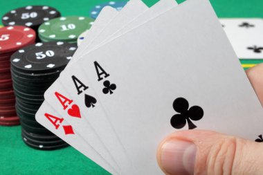 Poker oyunu, kazanma kombinasyonu dört as, yakın plan, seçici odaklanma. 