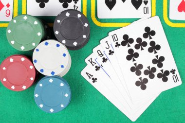Poker Fişleri Kartları Tablo Kazanan Royal Floş Seçici Odaklama Üst Görünümü 