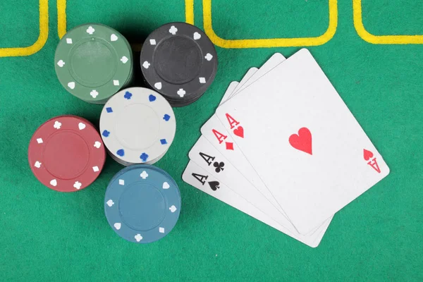 Poker oyunu, kazanma kombinasyonu dört as, seçici odaklanma, üst görünüm.