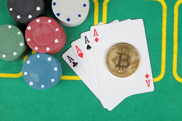 Kumarhane fişleri kombinasyonu 4 as, altın bitcoin, üst manzara.