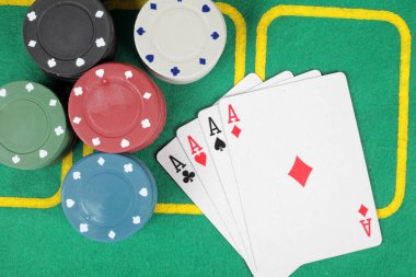 Kumarhane çipleri kazanıyor. Dört as, üst manzara..