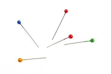 Beyaz arkaplanda beş farklı renkli iğne, izole et. 