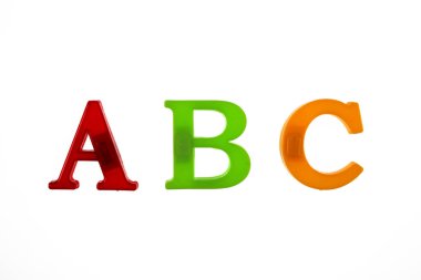 Plastik renkli harfler, beyaz arkaplanda ABC harfleri, karantina, üst görünüm. 