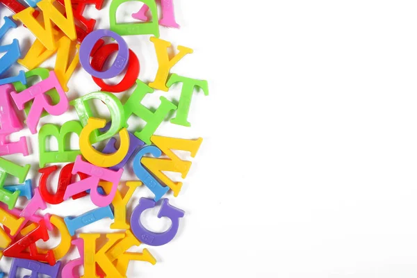 Plastik renkli harfler, beyaz arkaplanda İngilizce harfler, kopyalama alanı. 
