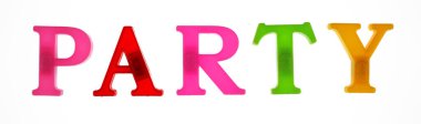 Beyaz arka planda plastik renkli harflerle kaplanmış parti sözcüğü, izole 