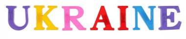 Ukrayna kelimesi beyaz arkaplanda izole edilmiş çok renkli plastik harflerle kaplıdır..