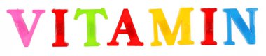 Vitamin kelimesi beyaz arkaplanda izole edilmiş çok renkli plastik harflerle kaplıdır..
