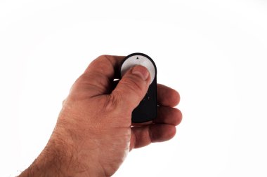 Kameranın uzaktan kumandası beyaz arkaplanda izole edilmiş fotoğrafçının elinde. 