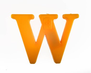 Beyaz arkaplana karşı İngiliz alfabesinin W harfi, üst görünüm.