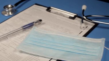 Sars - CoV2 testi, vakum tüpü, doktorun elinde kan, seçici odaklanma, yakın çekim. 