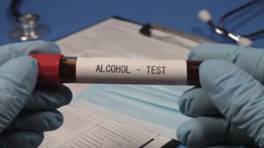 Alkol testi, vakum tüpü, doktorun elinde kan, seçici odaklanma, yakın çekim..