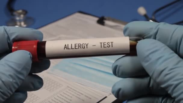 Allergitest Vakuumrör Med Blod Handen Selektivt Fokus Närbild — Stockvideo
