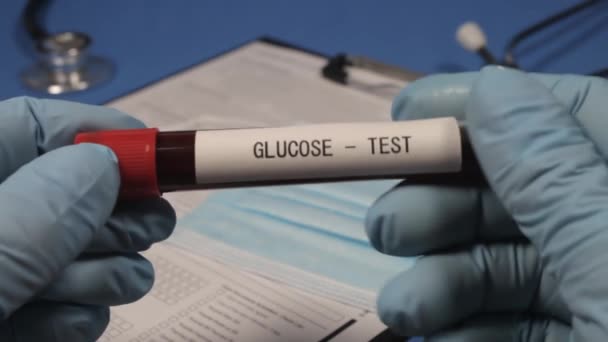 Test Del Glucosio Tubo Sottovuoto Con Sangue Mano Messa Fuoco — Video Stock